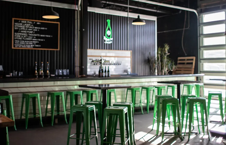 erdei és fő csaptelep belső zöld bárszékekkel' title='Acélzsemle: Miért van minden sörfőzdében *ez a* szék?