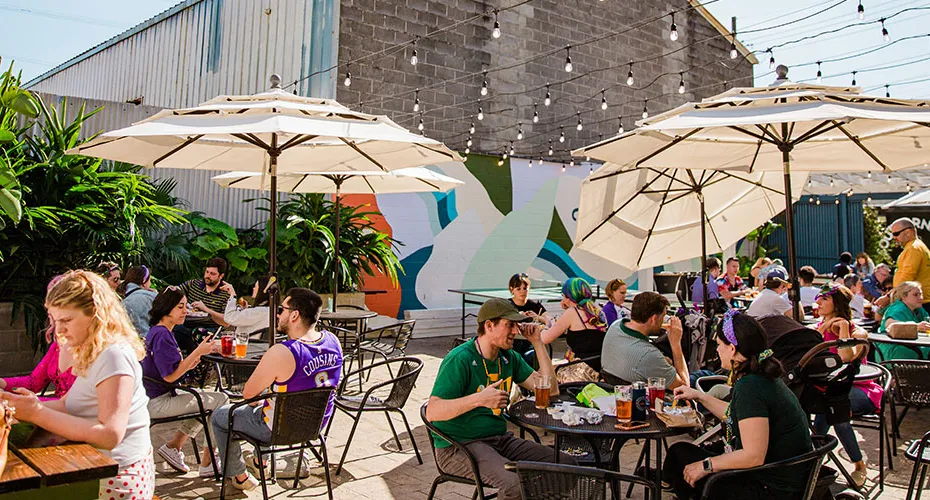 extérieur du patio de la brasserie Miel' title='La bière dans une ville de cocktails : comment les brasseries artisanales ont enrichi NOLA