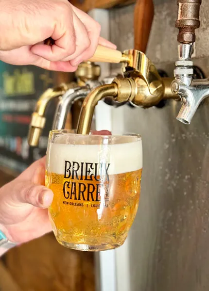 Stein en cours de remplissage au Taproom Brieux Carrex' title='La bière dans une ville de cocktails : comment les brasseries artisanales ont enrichi NOLA