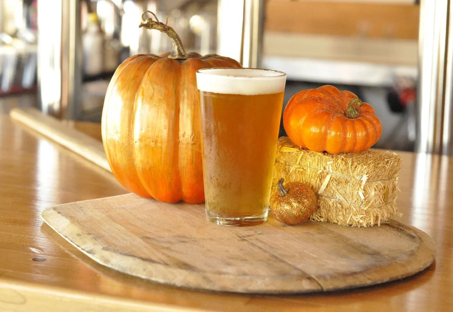 Skræl håndlavede pizzas pizza, pints og græskar