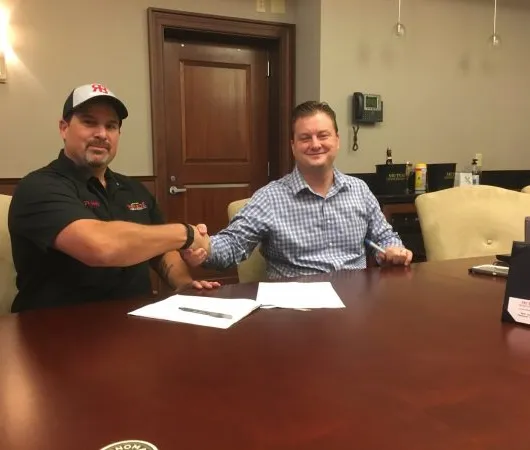 Revision Brewing Company se dirige vers le sud-est : une brasserie se rend en visite pour signer une société de distribution mutuelle en Caroline du Nord