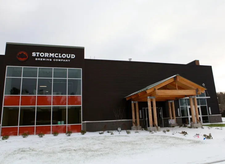 Stormcloud Brewing Company opent nieuwe brouwerij en begint met inblikken