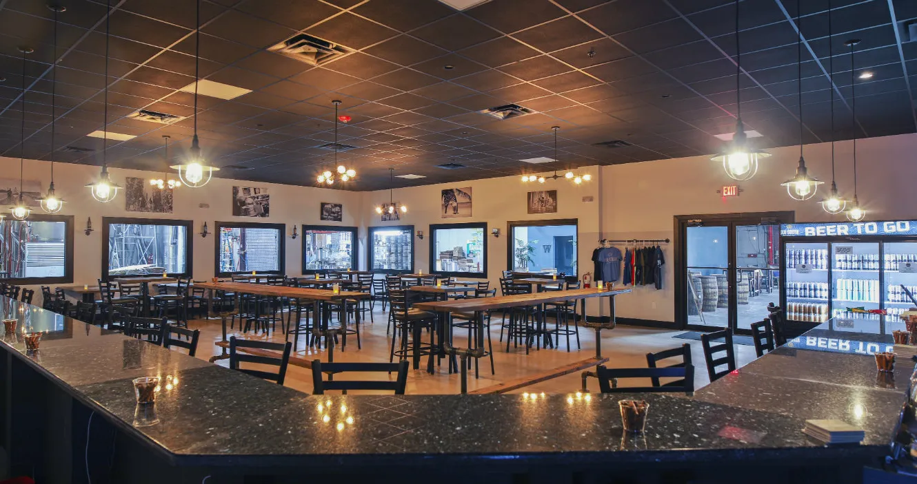 Due South Brewingin kunnostettu Taproom on koiraystävällinen ja ilmastoitu