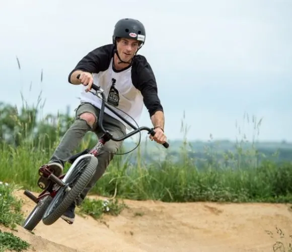 Oskar Blues esittelee Redbull Dreamline ultimate BMX dirt jumping -tapahtuman lokakuun 11. päivänä