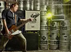 Four String Brewing Co. bietet Vertragsbrauereidienstleistungen an