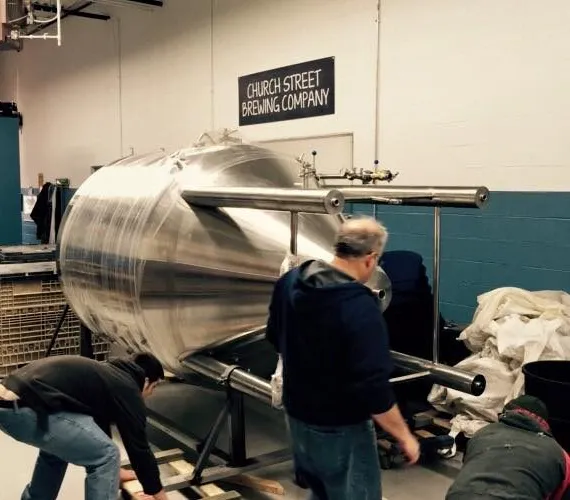 Itasca, Ill's Church Street Brewing에서 발효기를 추가로 추가
