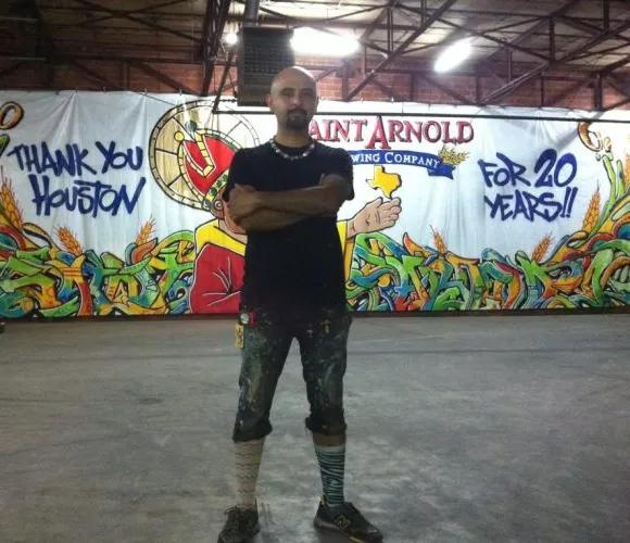 Artista de graffiti crea el cartel publicitario del 20.º aniversario de Saint Arnold Brewing Co.