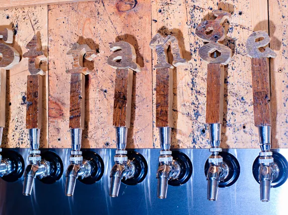 Zehn Brauereien schenken Bier beim Jubiläums-Hinterhof-BBQ der Strange Craft Beer Company ein