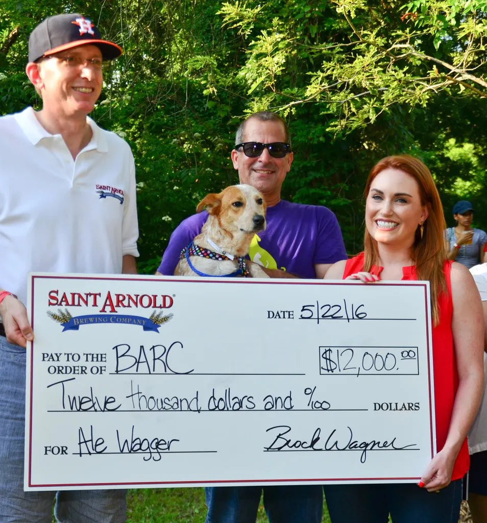 Die Saint Arnold Ale Wagger Initiative überreicht eine Spende an BARC Animal Shelter and Adoptions