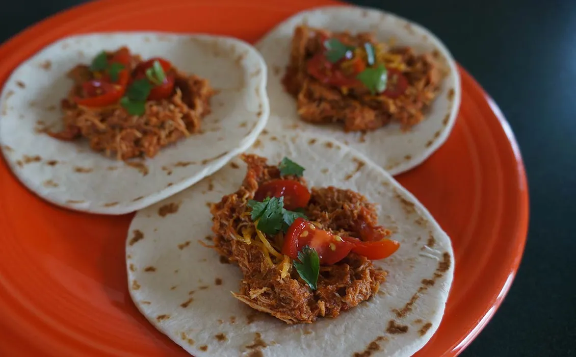 Tacos de pollo con cerveza en olla de cocción lenta