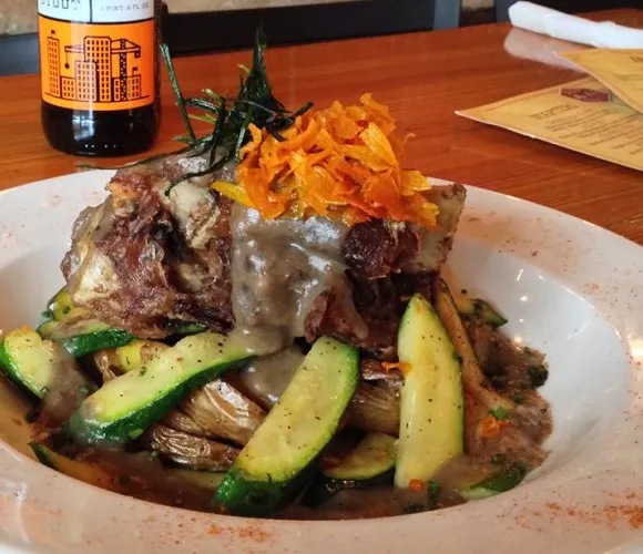 Fläsk Osso Buco med potatis och Wrecking Ball svampsås