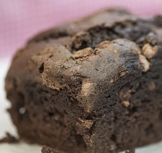 Dunkles Schokoladen-Chipotle-Zucchini-Brot mit Nitro Stout für die linke Hand