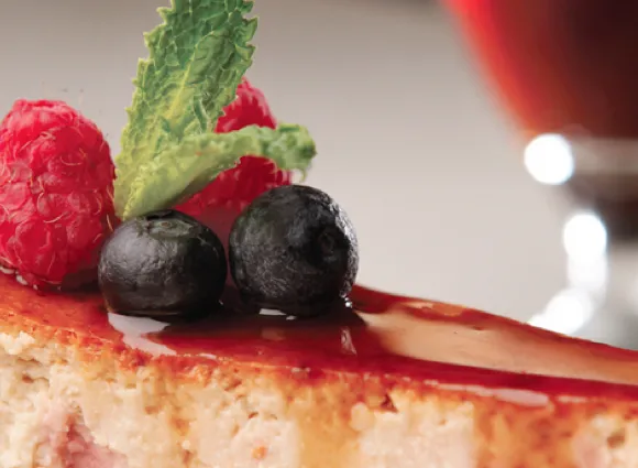 Ingen dom här Getost- och hallonostkaka med ölkola och färska bär