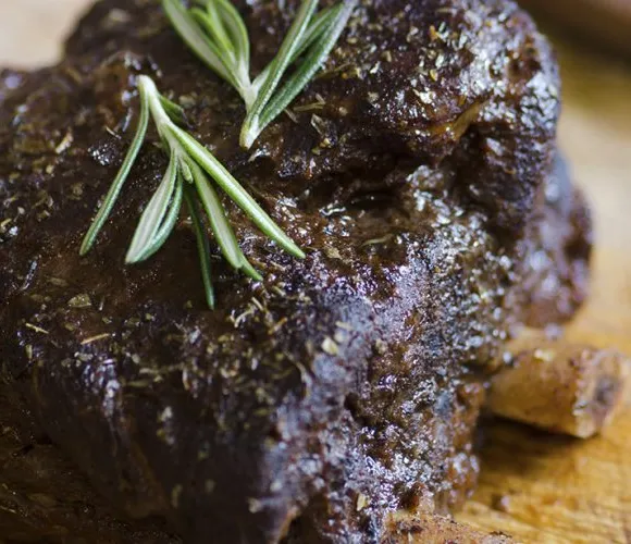 Am Lagerfeuer im Stout geschmorte Rippchen