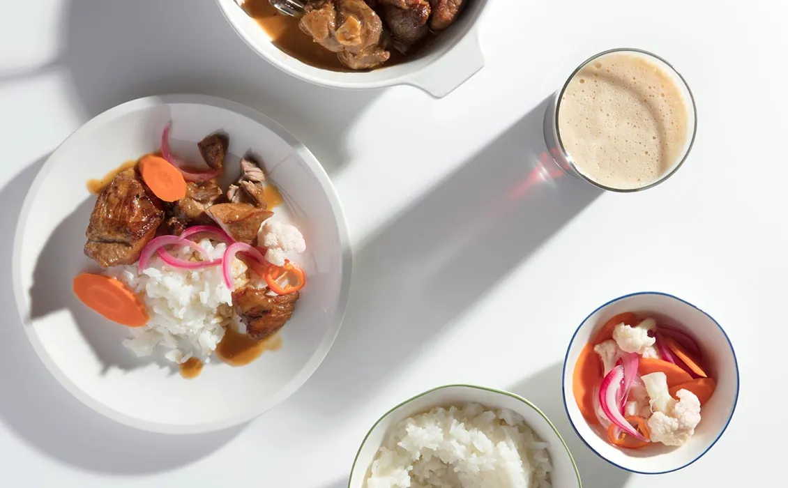Épaule de porc braisée à l'Adobo avec légumes marinés