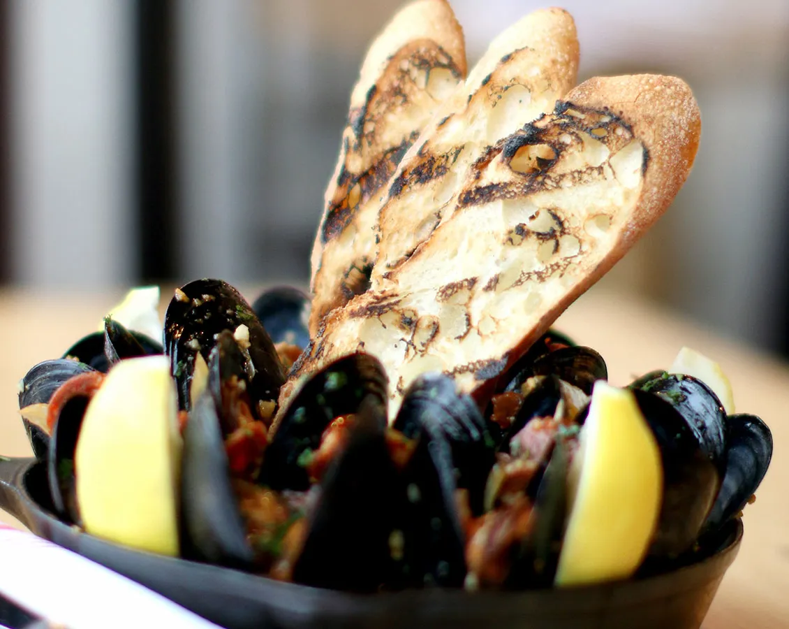 Drijfhout gestoomde mosselen gemaakt met IPA