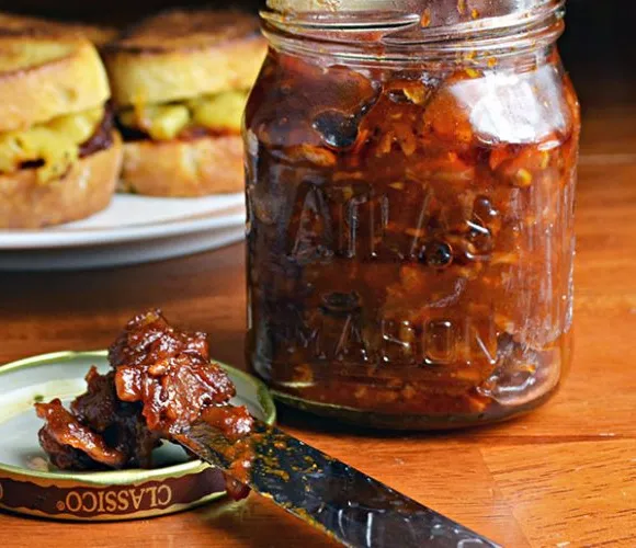 Grillezett Mac n' Cheese Sliders szalonnával, sörrel