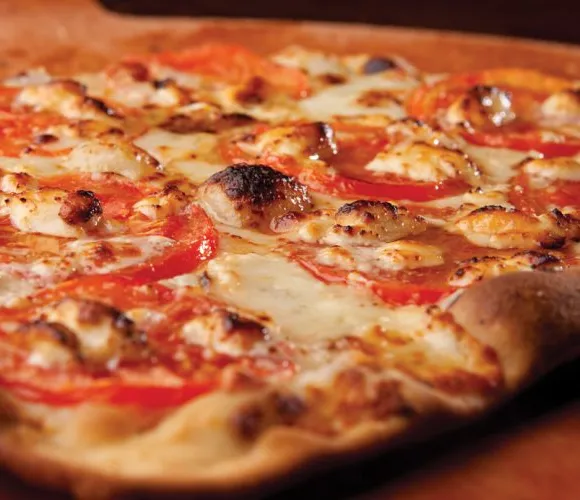 Pizza de pan plano con tocino