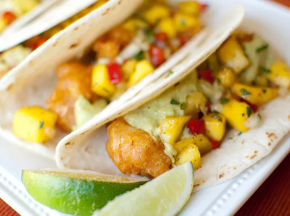 IPA-tépett haltacók mangó salsával és avokádó krémmel