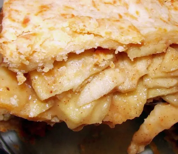 Pastel de manzana con corteza de cerveza cheddar