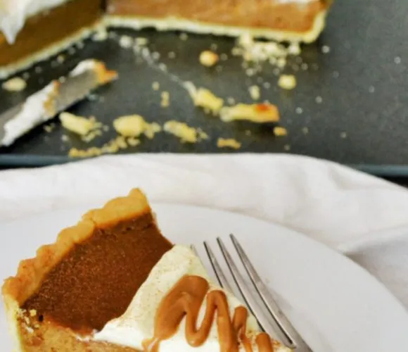 Lakefront pumpa lager paj med choklad-kolasås