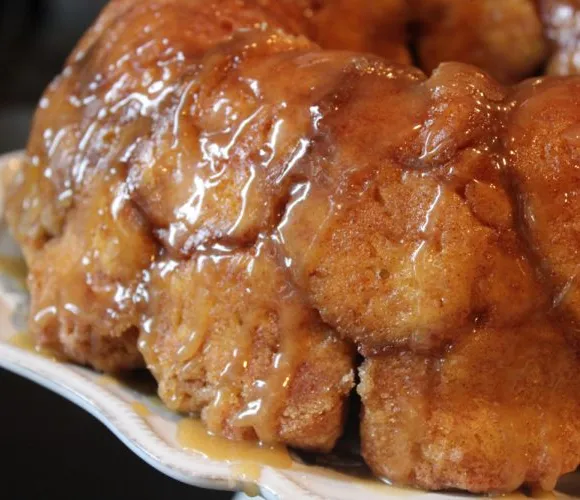 Pan de mono con calabaza y salsa de caramelo y cerveza