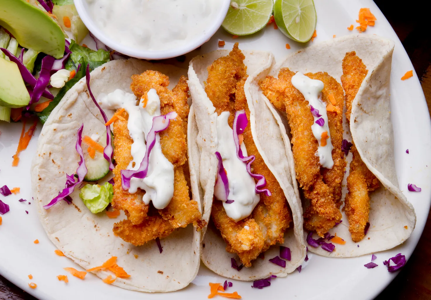 Öl-stekt friterad avokadotacos med Sriracha Curtido