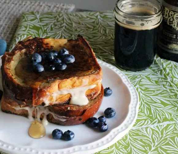 버번 크림치즈 프로스팅을 곁들인 브렉퍼스트 스타우트 프렌치 토스트